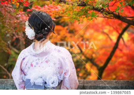 Japanese girl in kimono view fall leaf color, Kiyomizudera, Kyoto Japanese girl in kimono view fall leaf color, Kiyomizudera, Kyoto 139867085