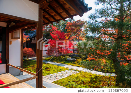 Kennin-ji temple garden with colorful maple leaf in autumn, Kyoto Kennin-ji temple garden with colorful maple leaf in autumn, Kyoto 139867093