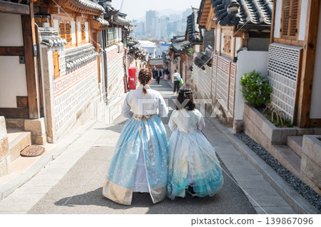 Korean mom and daughter in hanbok at Bukchon Hanok Village, Seoul 139867096