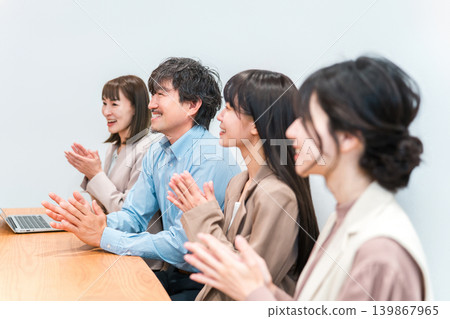 Businessmen holding meetings, business scenes Businessmen holding meetings, business scenes 139867965