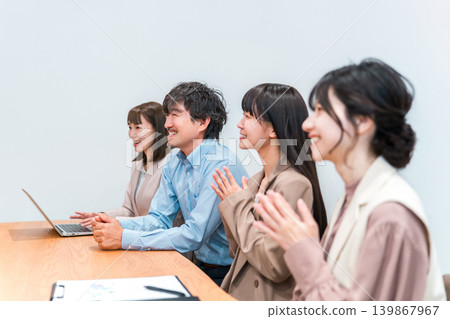 Businessmen holding meetings, business scenes Businessmen holding meetings, business scenes 139867967