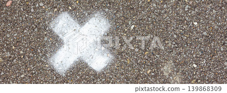 一張畫在瀝青路面上的「X」標記的圖片。 一張畫在瀝青路面上的「X」標記的圖片。 139868309