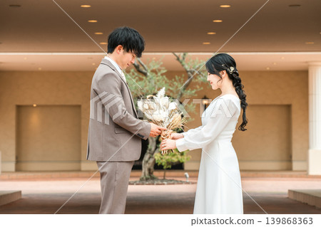 新娘和新郎拍攝婚紗照(婚禮、新娘、求婚) 新娘和新郎拍攝婚紗照(婚禮、新娘、求婚) 139868363