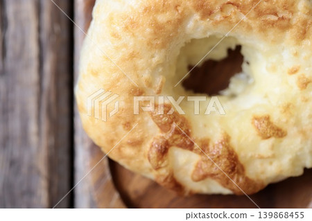 用米粉製成的酥脆有嚼勁的起司貝果；無麩質貝果。 139868455