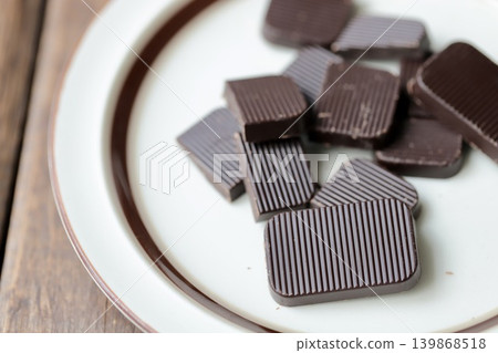 70% cocoa broken chocolate, high-cocoa chocolate 139868518