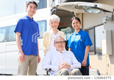日本人、外國護理人員和日本老年人 139868775