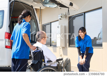 外國護理人員在養老院迎接老年居民 139868780