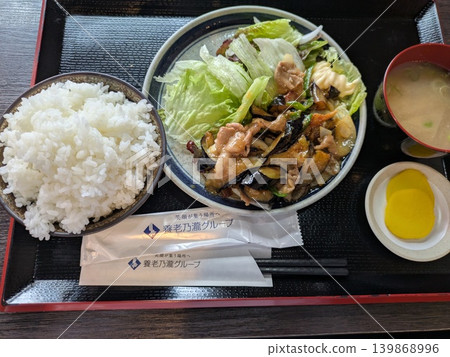 炒豬裡肌配蔬菜和米飯，佐以豐富的配菜。 139868996