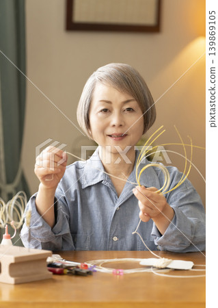 一位老年婦女用水引繩製作髮飾 一位老年婦女用水引繩製作髮飾 139869105