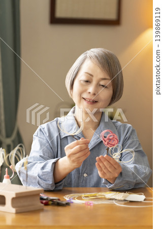 一位老年婦女用水引繩製作髮飾 一位老年婦女用水引繩製作髮飾 139869119