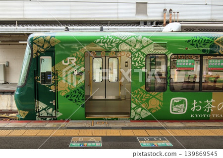 奈良線221系列ラッピngu列車（茶京都列車）停靠在京都站。 139869545