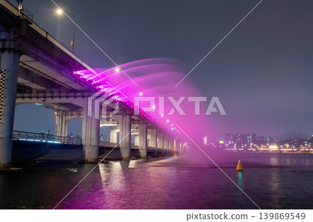 Moonlight Rainbow Fountain pink light up at Banpo Bridge, Seoul 139869549