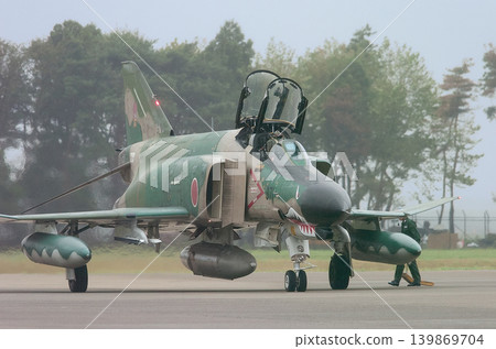 一架日本航空自衛隊RF-4EJ「鬼怪II」偵察機返回日本。 139869704