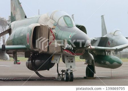 一架日本航空自衛隊RF-4E「鬼怪II」偵察機停在雨中的停機坪上。 139869705