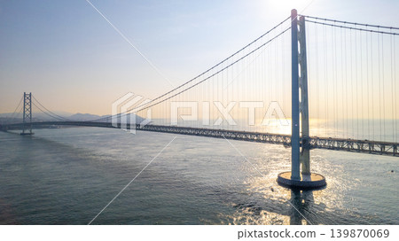 晨曦照耀下的明石海峽大橋主橋塔(淡路島無人機空拍照片) 晨曦照耀下的明石海峽大橋主橋塔(淡路島無人機空拍照片) 139870069