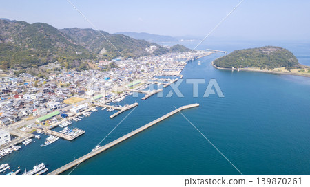從空中俯瞰淡路島上的由良港和鳴島,面向平靜的大海。 從空中俯瞰淡路島上的由良港和鳴島,面向平靜的大海。 139870261