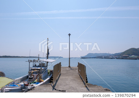 前往鳴島的渡輪碼頭和由良（淡路島）平靜的海域 139870294