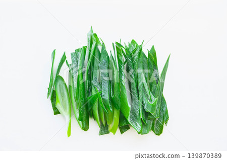 Shredded green onions 139870389