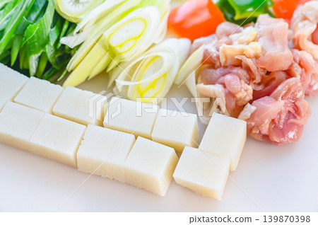 嫩雞肉麻糬燉菜的食材 嫩雞肉麻糬燉菜的食材 139870398