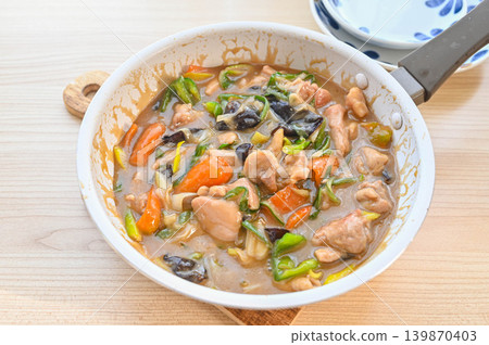 Making a tender stir-fry of chicken and rice cakes Making a tender stir-fry of chicken and rice cakes 139870403