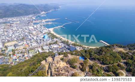 A spectacular view of Sumoto city and Ohama Beach from the ruins of Sumoto Castle (drone aerial photography) 139870583
