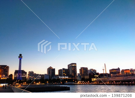 夕陽西下,山麓景色盡收眼底。 夕陽西下,山麓景色盡收眼底。 139871208