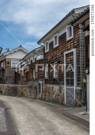 A nostalgic view of the old townscape and storehouses in Johana, Toyama Prefecture (vertical orientation) 139871386