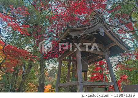 滋賀縣清明寺鐘樓的秋景 滋賀縣清明寺鐘樓的秋景 139871389