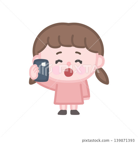 一個女孩一邊用智慧型手機通話一邊微笑。 139871393