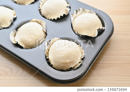 Salt bread baked in a muffin tin 139871694