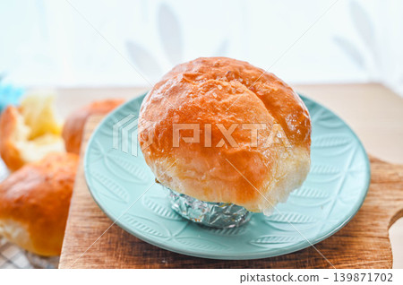 自製鹹麵包,配上大量的奶油 自製鹹麵包,配上大量的奶油 139871702