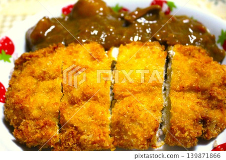 一份豐盛的日式炸豬排咖哩飯 139871866