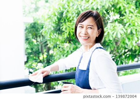 一位女子正在清潔陽台 139872004