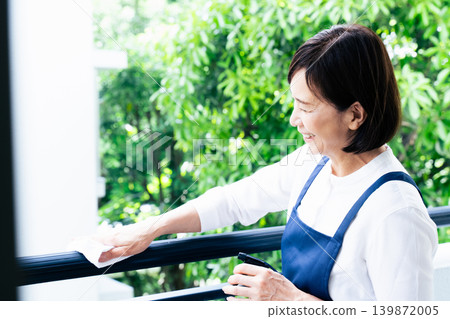 一位女子正在清潔陽台 139872005