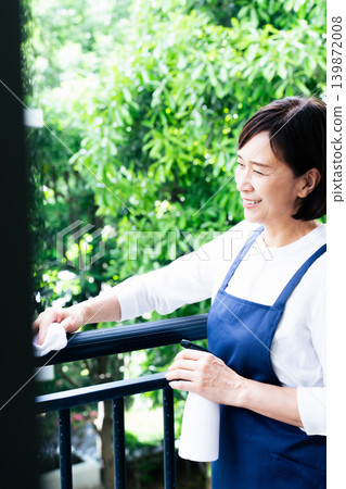 一位女子正在清潔陽台 139872008