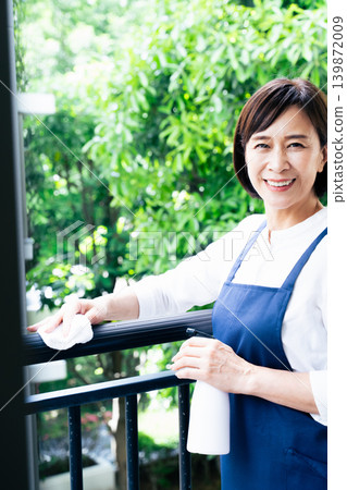 一位女子正在清潔陽台 139872009