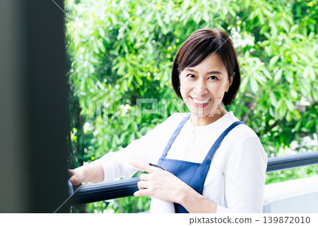 一位女子正在清潔陽台 139872010