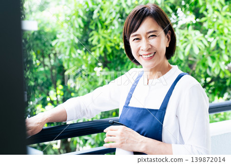 一位女子正在清潔陽台 139872014
