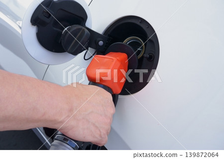 一個人在加油站幫汽車加油的手 139872064