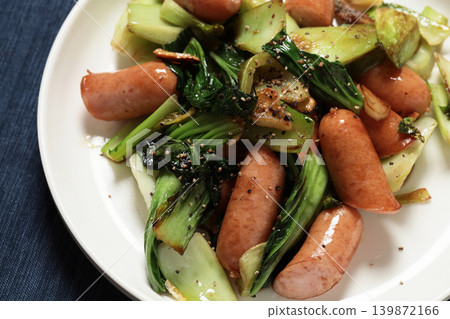 炒小高麗菜和香腸 炒小高麗菜和香腸 139872166