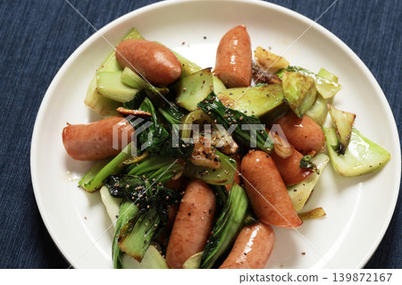 炒小高麗菜和香腸 炒小高麗菜和香腸 139872167