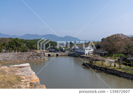 從萩城遺址的護城河和石牆上眺望萩市及周圍山脈的全景（萩市） 139872607