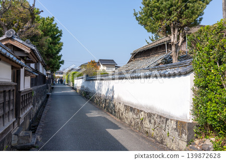 萩市：保存完好的城堡小鎮街道，街道兩旁是白牆、松樹和傳統建築。 139872628