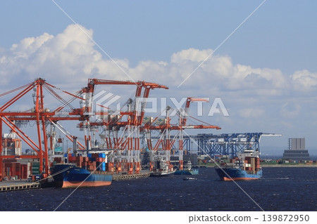 Gantry cranes at the Port of Tokyo Port work Loading and unloading containers from cargo ships 139872950