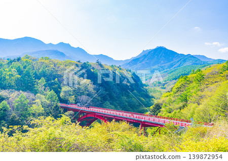 (Yamanashi Prefecture) The Yatsugatake mountain range in fresh greenery, Higashizawa Bridge (Yamanashi Prefecture) The Yatsugatake mountain range in fresh greenery, Higashizawa Bridge 139872954