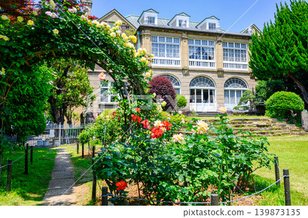 Hatoyama Hall, Bunkyo Ward, Tokyo: Courtyard, Spring Rose Season Hatoyama Hall, Bunkyo Ward, Tokyo: Courtyard, Spring Rose Season 139873135