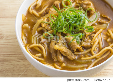 烏龍麵餐廳的肉咖哩拉麵 烏龍麵餐廳的肉咖哩拉麵 139873526