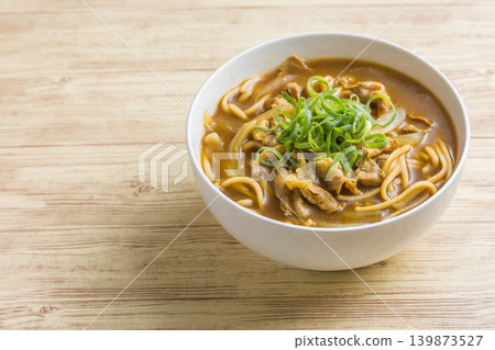 烏龍麵餐廳的肉咖哩拉麵 烏龍麵餐廳的肉咖哩拉麵 139873527