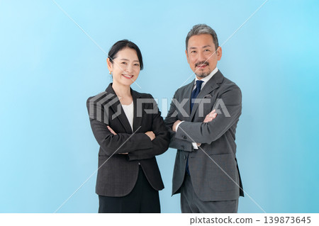 商務男士和女士雙臂交叉 139873645