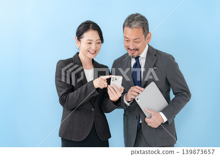 Business conversation between men and women (search) 139873657